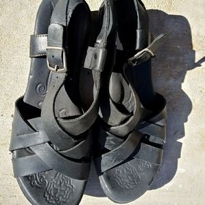 Born sandals